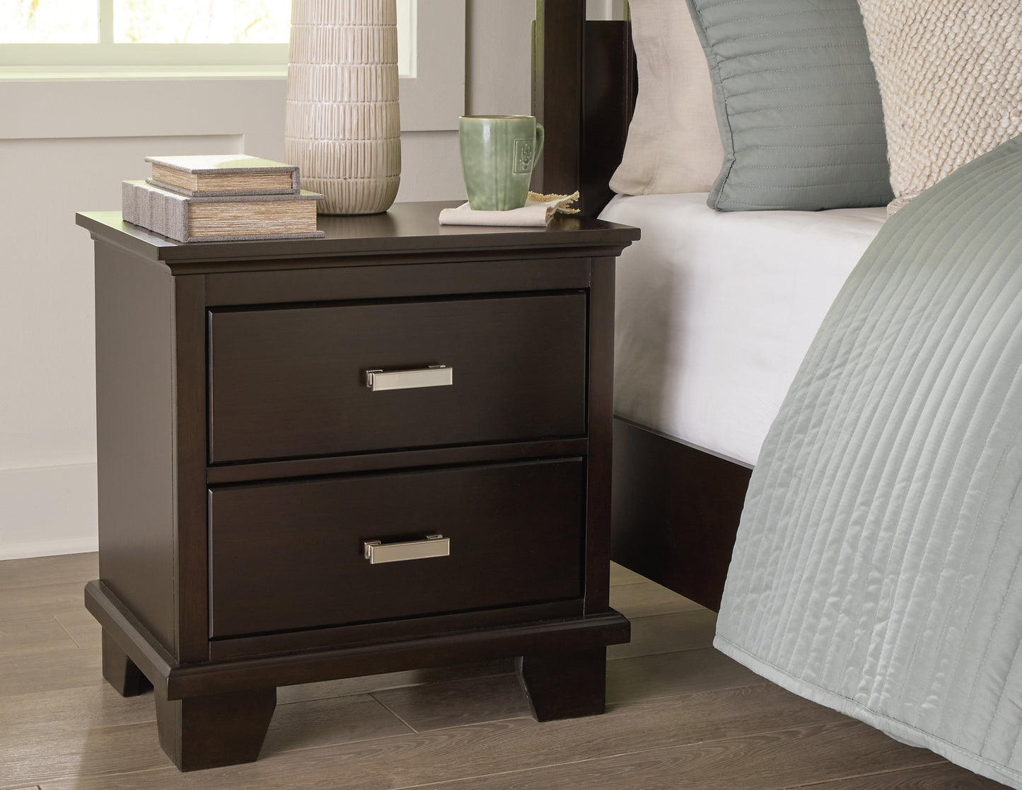 Covetown California King Panel Bed with Mirrored Dresser and Nightstand